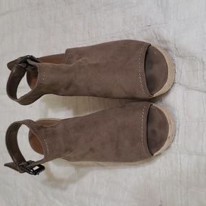 Universal Thread womens suede wedges